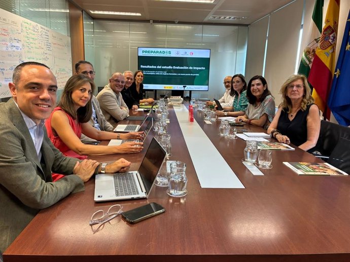 Reunión del comité estratégico del programa Preparadas presidido por la consejera en funciones de Empleo, Rocío Blanco.