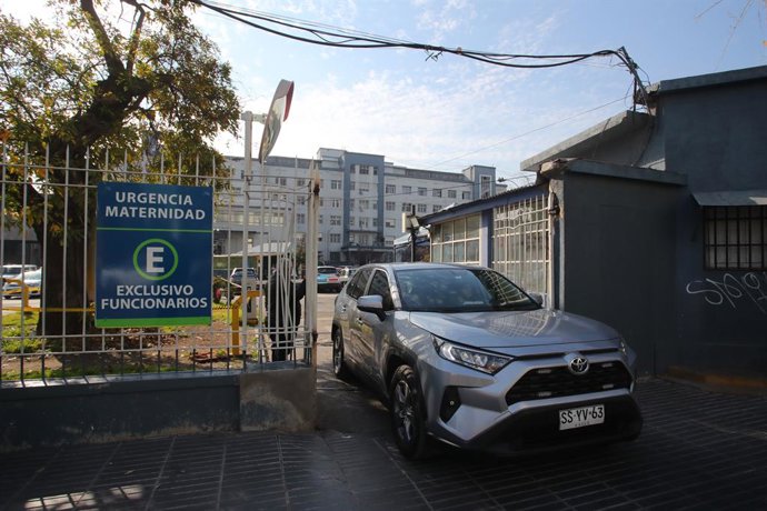Santiago 25 de junio 2025. El Presidente de la Republica Gabriel Boric junto a su pareja, espera el nacimiento de su hija en el Hospital Clinico de la Universidad de Chile ubicada en la comuna de Independencia. Jonnathan Oyarzun/Aton Chile