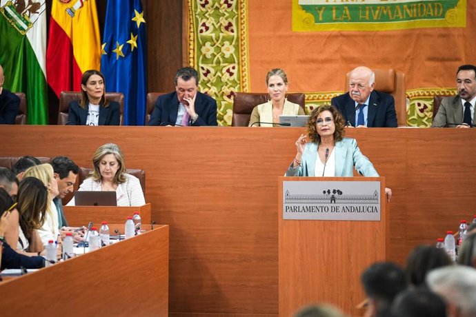 La secretaria general del PSOE-A y portavoz del Grupo Parlamentario socialista, María Jesús Montero, durante su intervención en el debate de investidura de Juanma Moreno como presidente de la Junta.