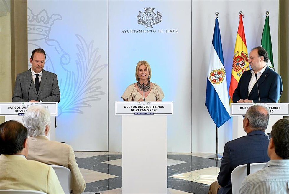 La alcaldesa de Jerez, María José García-Pelayo, y los rectores de la UNIA, José Ignacio García, y de la UCA, Casimiro Mantell, presentando los Cursos de Verano.