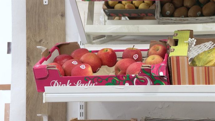 Archivo - Caja cartón con tomates
