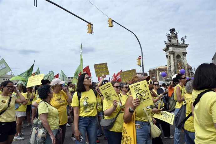 Decenas de docentes durante una manifestación, a 9 de junio de 2026, en Barcelona, Catalunya (España). 