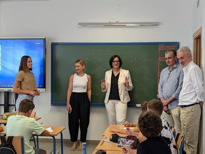 La delegada territorial de Desarrollo Educativo y Formación Profesional en Granada, María José Martín Gómez, ha visitado el CEIP Elena Martín Vivaldi.
