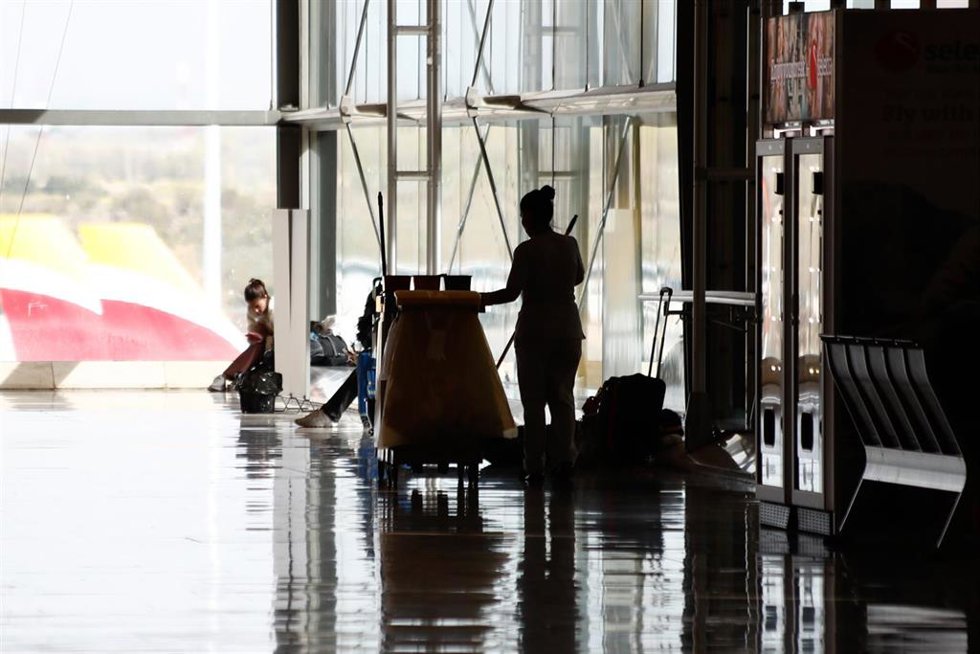 Archivo - Una trabajadora de limpieza en un aeropuerto.