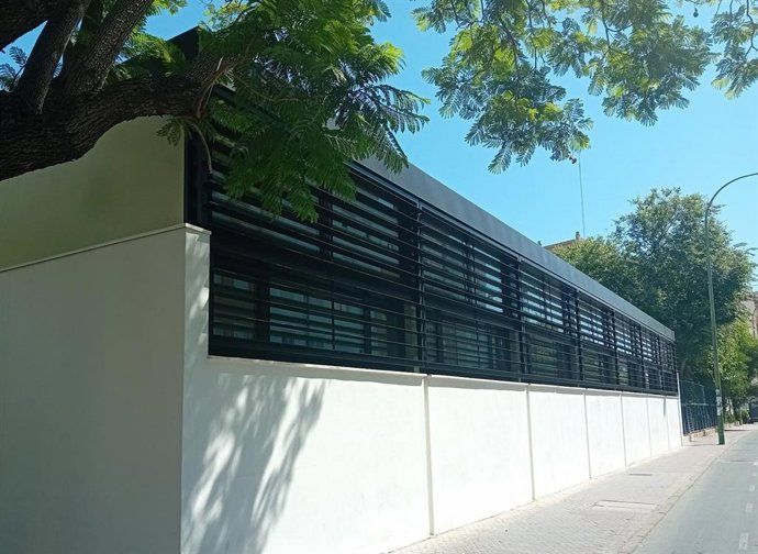 Vista exterior del nuevo comedor del CEIP Valdés Leal, que permitirán retirar los edificios prefabricados instalados por el Ayuntamiento