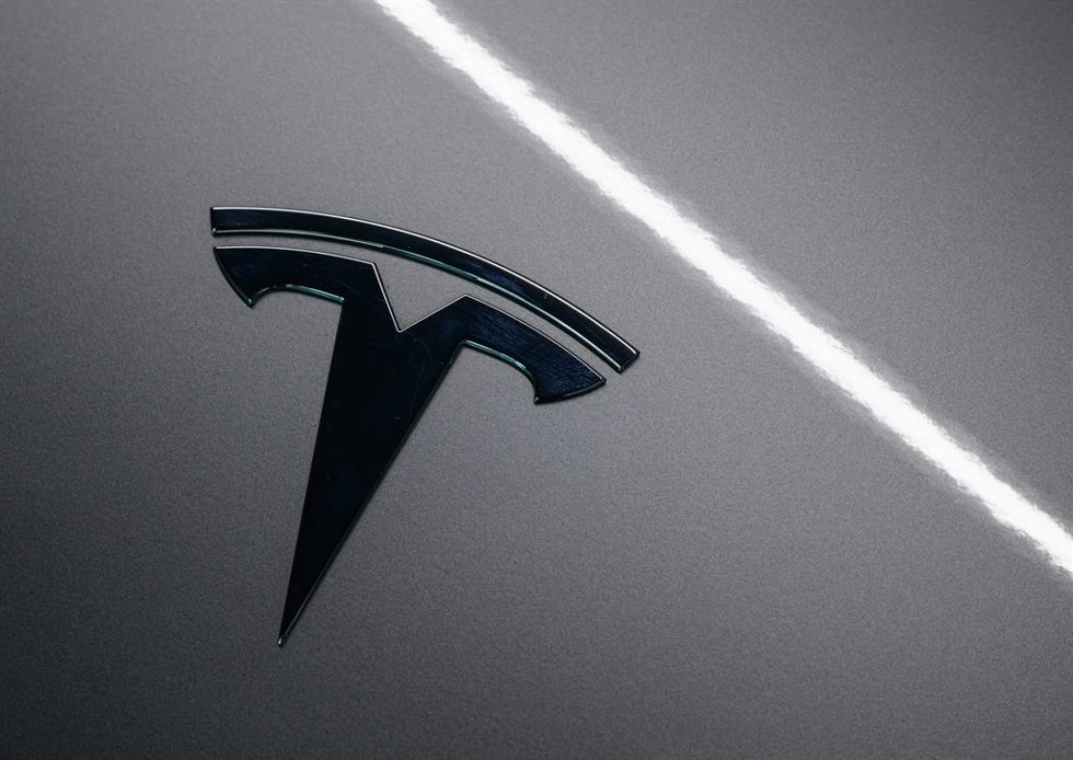 Archivo - FILED - 01 September 2025, Brandenburg, Gruenheide: The Tesla logo is seen on a vehicle at the Tesla Gigafactory Berlin-Brandenburg. Photo: Patrick Pleul/dpa
