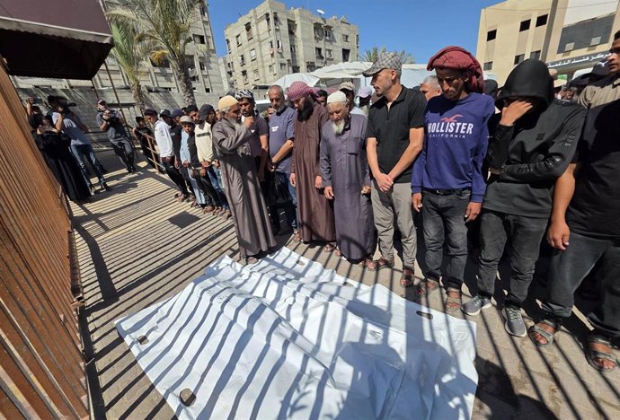 Palestinos se despiden de los cuerpos de dos víctimas de un ataque este martes en Jan Yunis.
