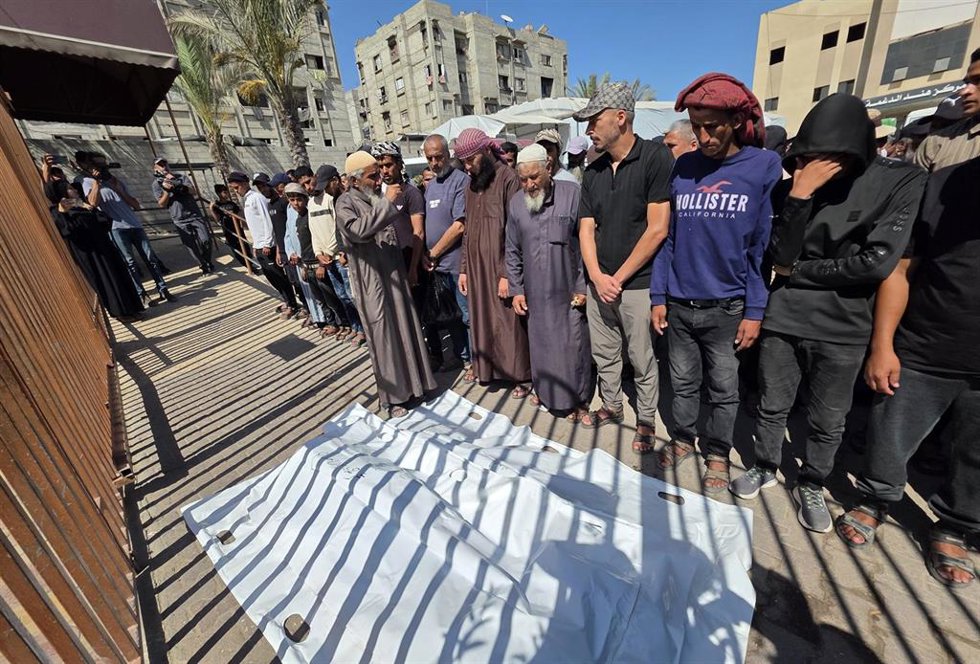 Palestinos se despiden de los cuerpos de dos víctimas de un ataque este martes en Jan Yunis.