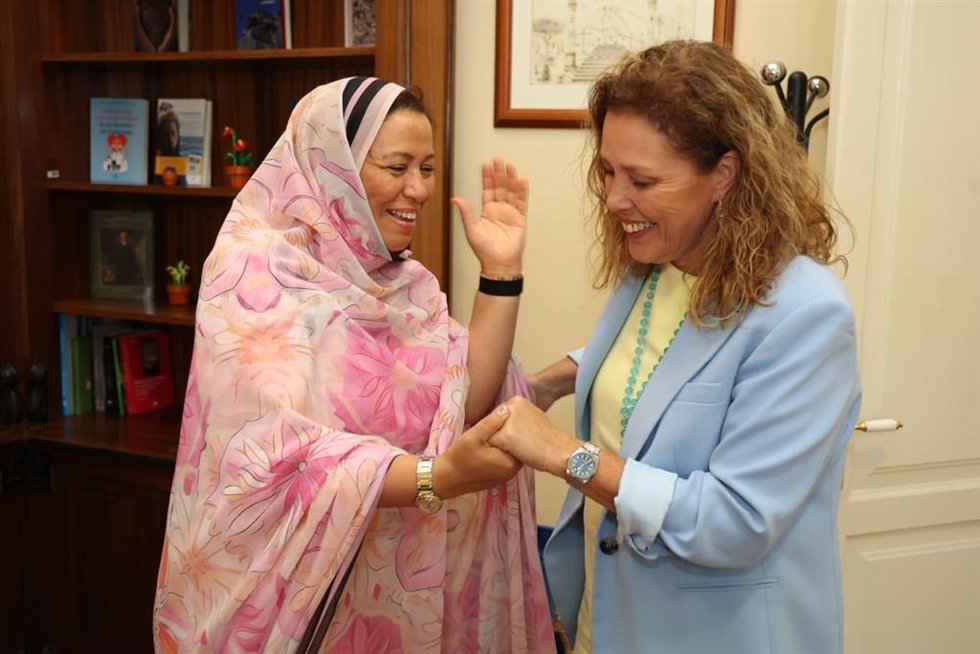 Fatiha El Kamouri, cónsul de Marruecos en Canarias y Astrid Pérez, presidenta del Parlamento de Canarias, en una reunión en la Cámara regional