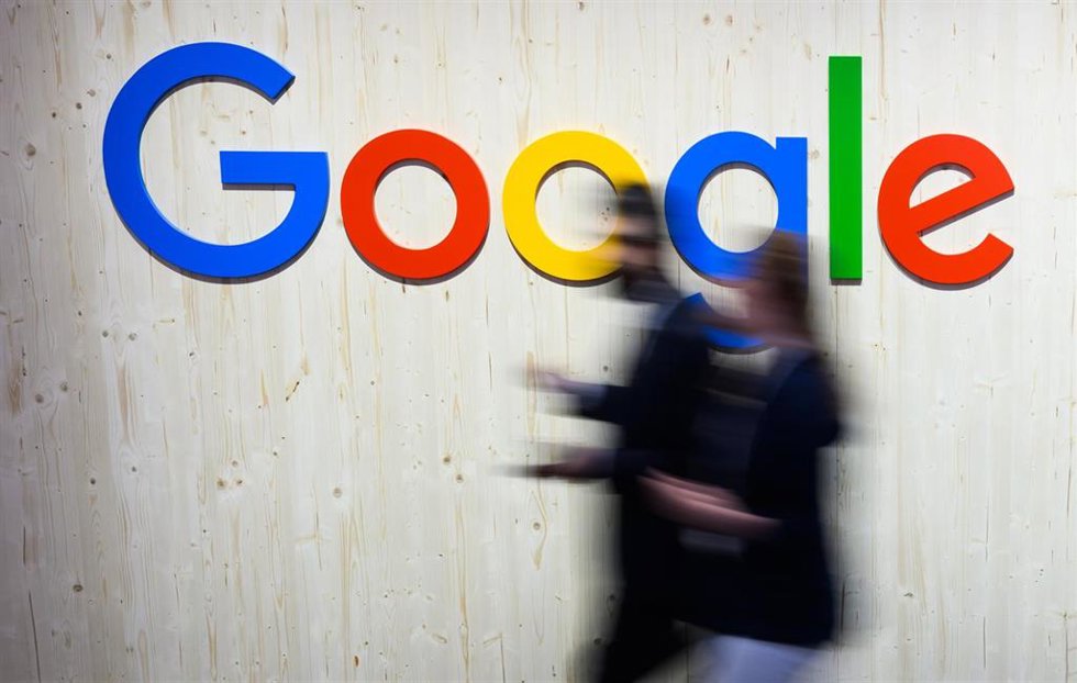Archivo -  A visitor walks past a Google stand at the Hannover techonlogy fair