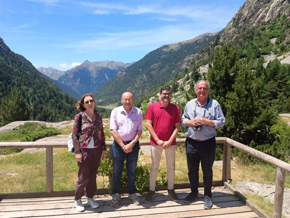 Isabel Buesa, patrona de la Fundación Endesa; Josep Maria Dalmau, presidente del Patronato del Parque Nacional de Aigüestortes y Estany de Sant Maurici; Lluís Florit, director-conservador del Parque, y Jordi Sargatal, secretario de Transición Ecológica