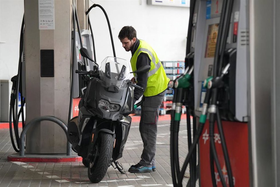 Archivo - Una persona echa combustible.