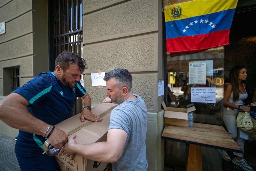Archivo - Voluntarios recogiendo material de ayuda para la población venezolana, a 28 de junio de 2026, en Barcelona, Catalunya (España).