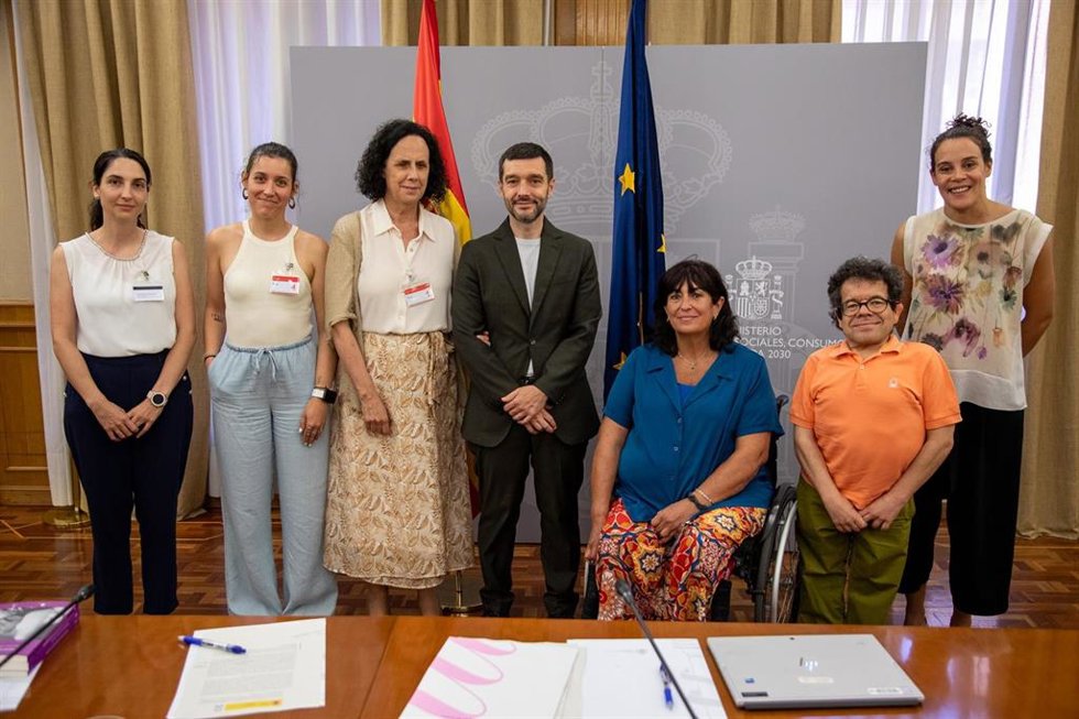 El ministro de Derechos Sociales, Pablo Bustinduy, con representantes de CERMI Mujeres.
