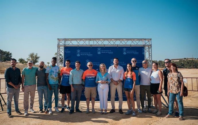 Foto de familia del acto de la primera piedra del centro deportivo Los Cercadillos de Alcalá
