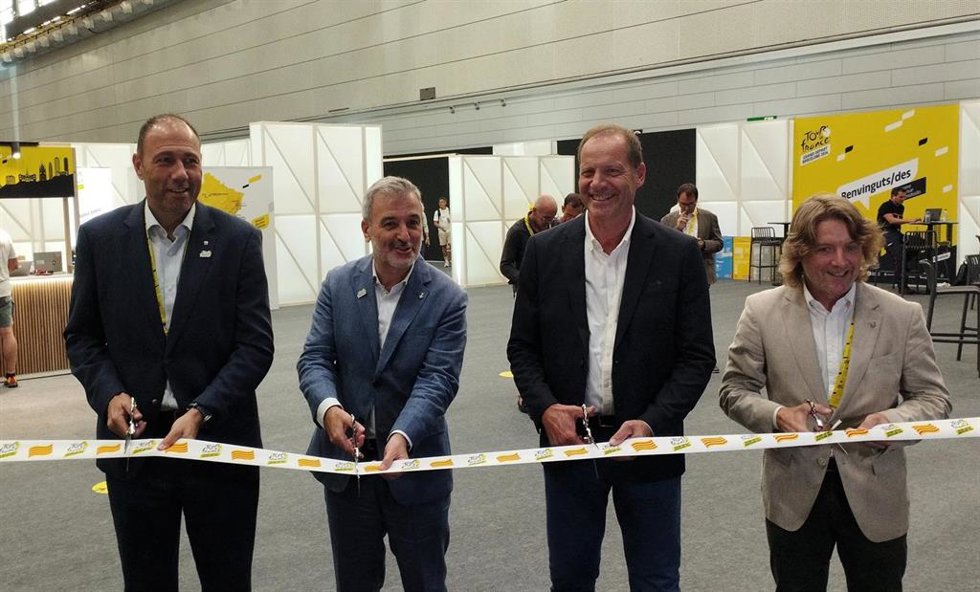 Álvarez, Collboni, Prudhomme y Escudé inauguran el Centro de Prensa Oficial del Grand Départ del Tour de Francia.