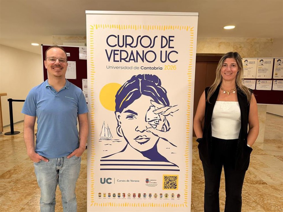 Lucía Lavín y Camilo Palazuelos, directores del curso, en la Escuela Oficial de Idiomas de Laredo.