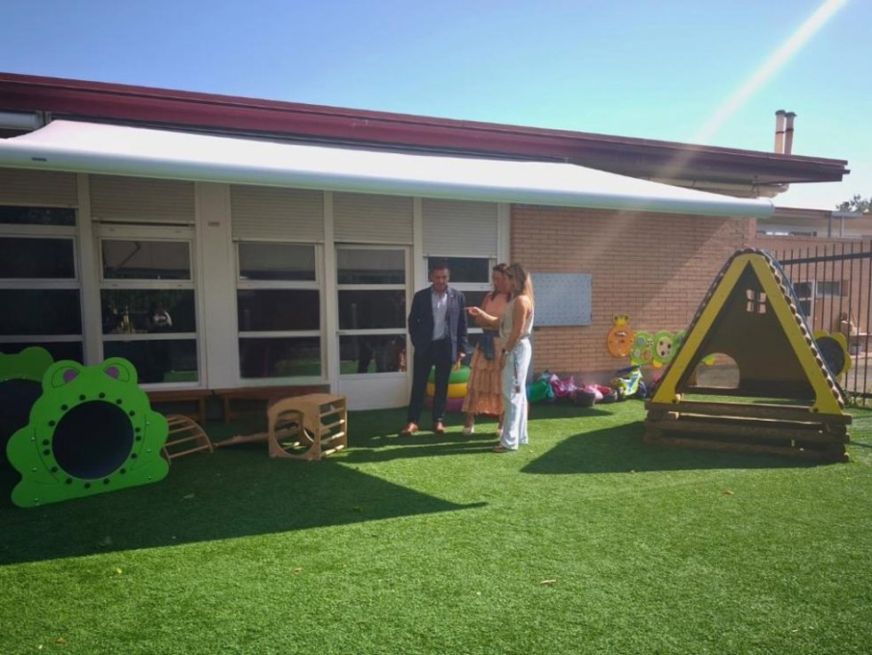 El programa 'Aulas que respiran' financiará en su primera fase actuaciones como la instalación de toldos que hay en centros como el CEIP Amar y Borbón, en Zaragoza