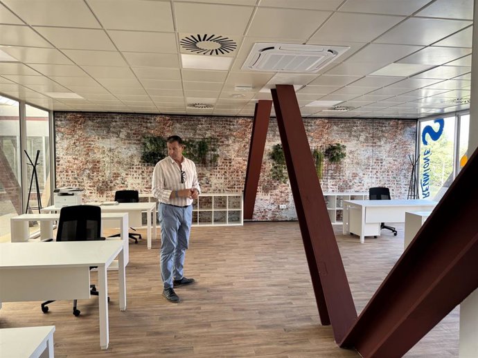 El concejal de Fomento y Desarrollo, Sergio Serra, ha visitado esta mañana las instalaciones y ha señalado que el Ayuntamiento “pone a disposición de cualquier emprendedor este espacio para que pueda desempeñar los primeros pasos en la creación o cons