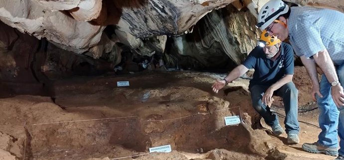 Investigadores del estudio que recupera ADN humano de paredes con arte rupestre paleolítico.