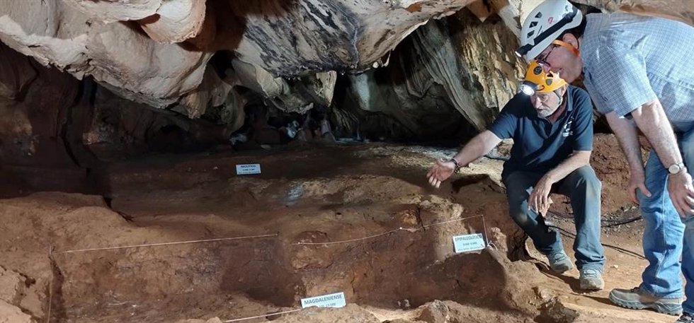 Investigadores del estudio que recupera ADN humano de paredes con arte rupestre paleolítico.