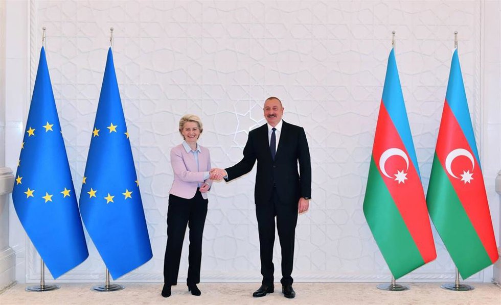 Archivo - El presidente azerbaiyano, Ilham Aliyev (d), estrecha la mano de la presidenta de la Comisión Europea, Ursula von der Leyen, durante su reunión en Bakú (Azerbaiyán), el 18 de julio de 2022.