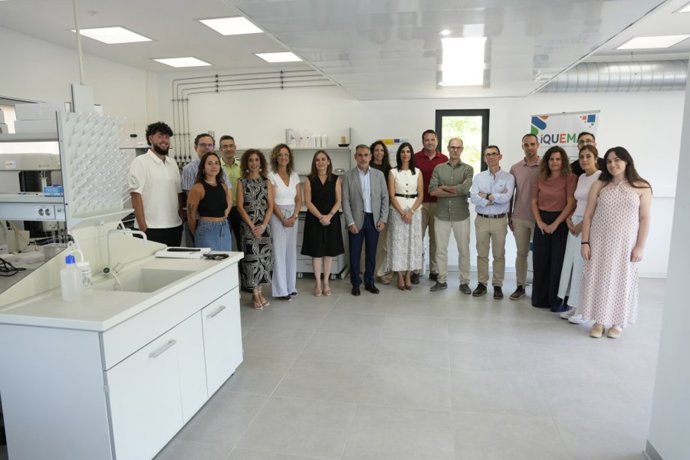 Autoridades y personal adscrito al centro, durante la inauguración del laboratorio en la sede del Iquema.