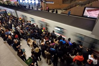 Santiago, 30 de julio 2024  Alta congestion de personas en la estacion metro Baquedano.  Javier Salvo/Aton Chile