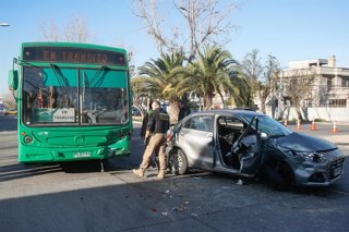 Santiago, 02 de Octubre de 2025.   Accidente que involucra a un auto y un bus de transporte público en la esquina de Campo de Deportes y Crescente  Errazuriz en la comuna de Nunoa con un saldo de 6 heridos, entre ellos la conductora del vehículo que se