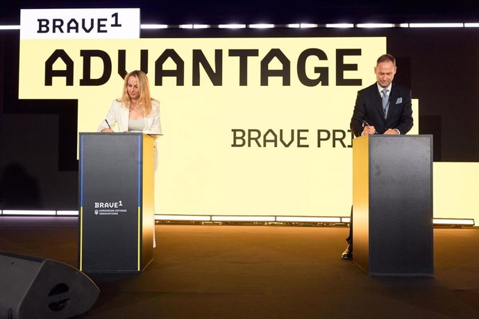 Iryna Zabolotna, directora de operaciones de 'Brave1', y Jo Mueller, miembro del comité ejecutivo de Airbus Defence and Space, firman el Memorando de Entendimiento.