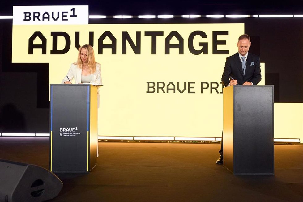 Iryna Zabolotna, directora de operaciones de 'Brave1', y Jo Mueller, miembro del comité ejecutivo de Airbus Defence and Space, firman el Memorando de Entendimiento.
