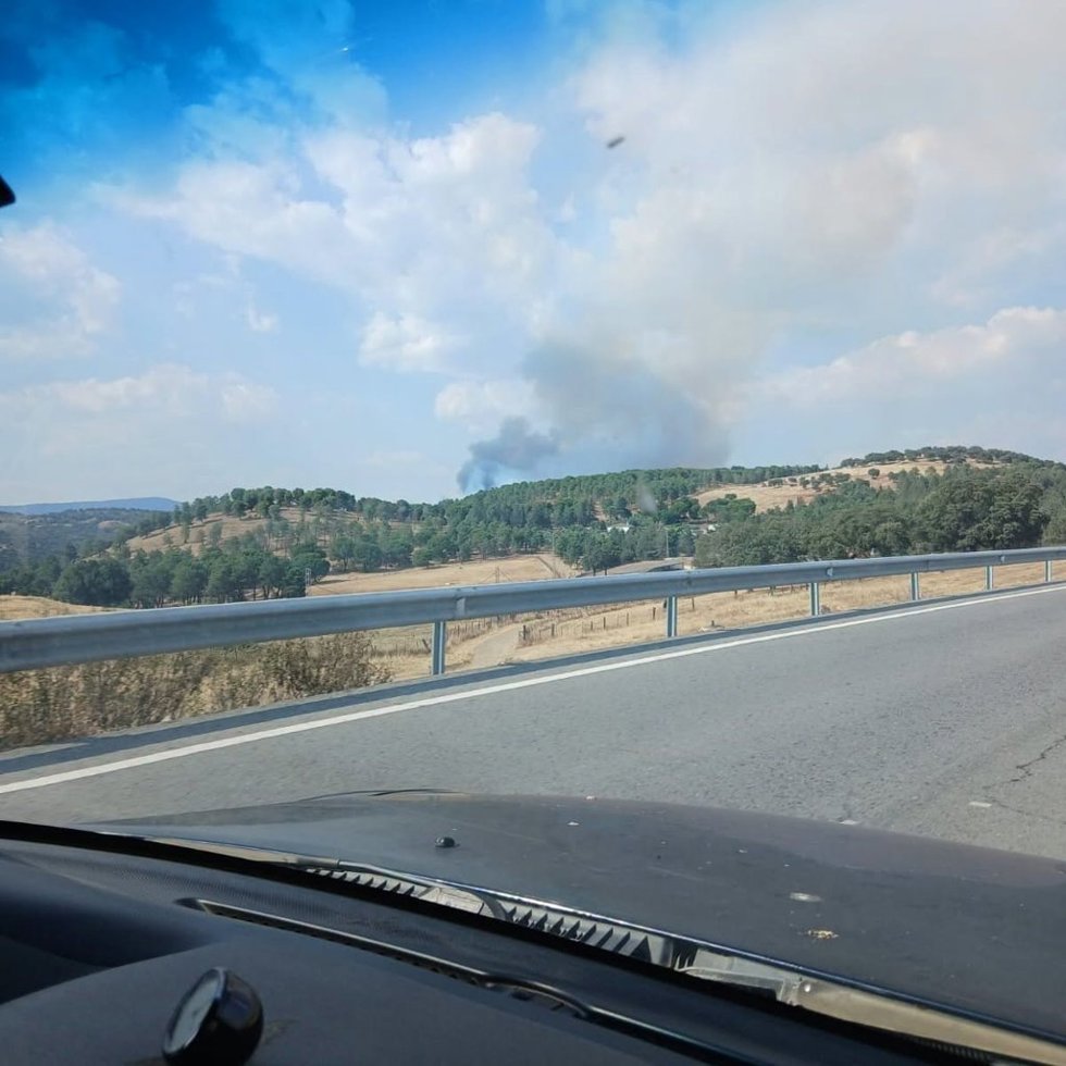 Humo procedente del incendio declarado en Santa Elena.