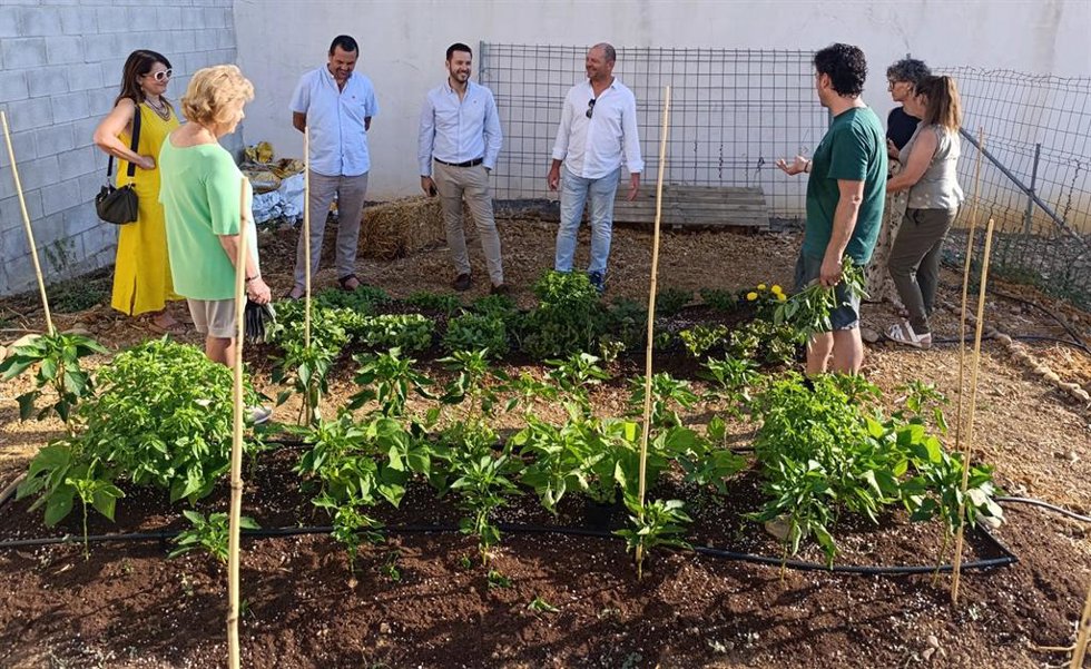 Visita al nuevo huerto social.