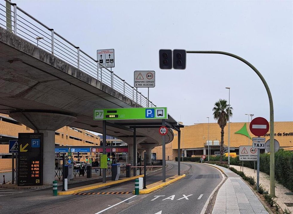 Archivo - El aeropuerto de Sevilla estrena un parking exprés, denominado P7, con 164 plazas para vehículos de diversos tamaños.