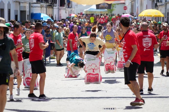 Carrera de sacos en las Olimpiadas Rurales de Los Pedroches.
