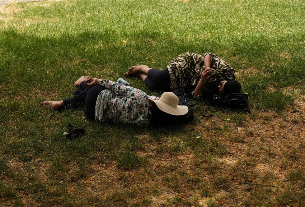 Dos personas tumbadas a la sombra. A 23 de junio de 2026, en Sevilla (Andalucía, España). 