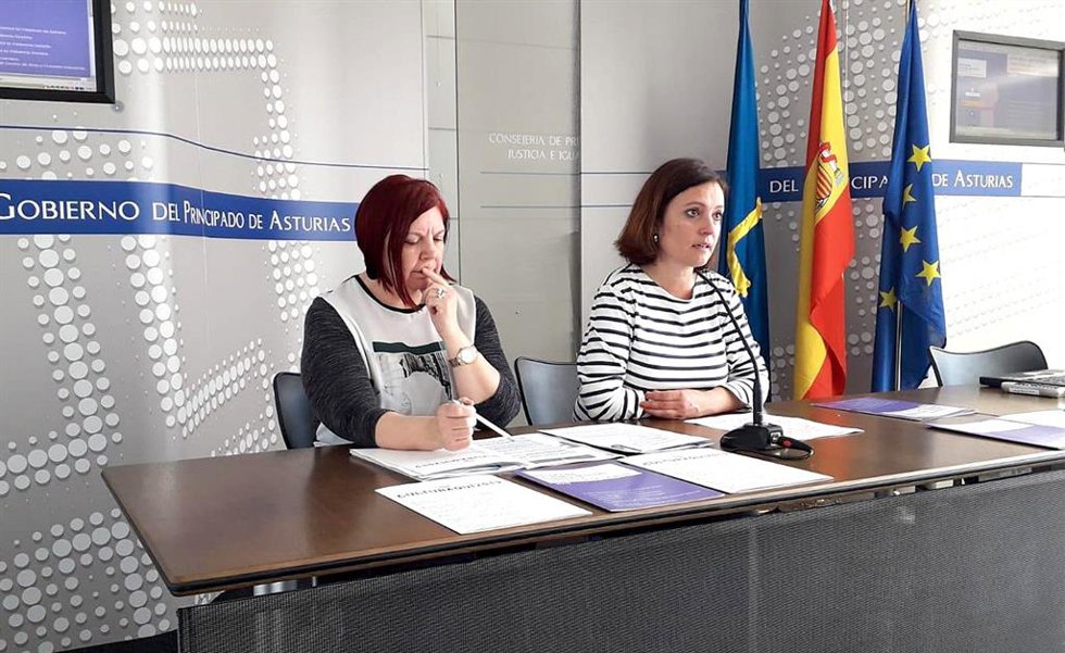 Archivo - Imagen de archivo de la directora general del Instituto Asturiano de la Mujer y Políticas de Juventud, Almudena Cueto (dcha.), y la responsable de Programas Culturales del Instituto Asturiano de la Juventud, María José Baragaño.