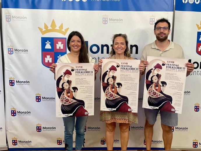 La concejal de Cultura del Ayuntamiento de Monzón, Marta Montaner Durán, y Los representantes del Grupo Folklórico de Nuestra Señora de la Alegría, Ana Meler, y Miguel Peirón han presentado este miércoles la XXVII del Festival Folklórico del Cinca Medio