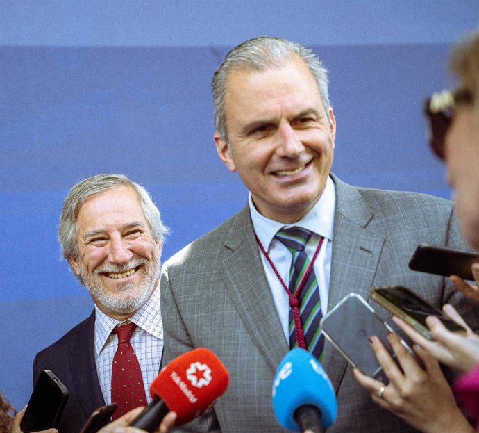 El portavoz de Vox en el Ayuntamientol, Javier Ortega Smith, junto al edil Ignacio Ansaldo