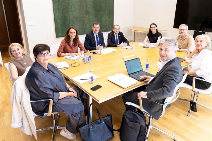 Xunta y universidades inician el diálogo para "mejorar" la organización y la gestión de la PAU en Galicia