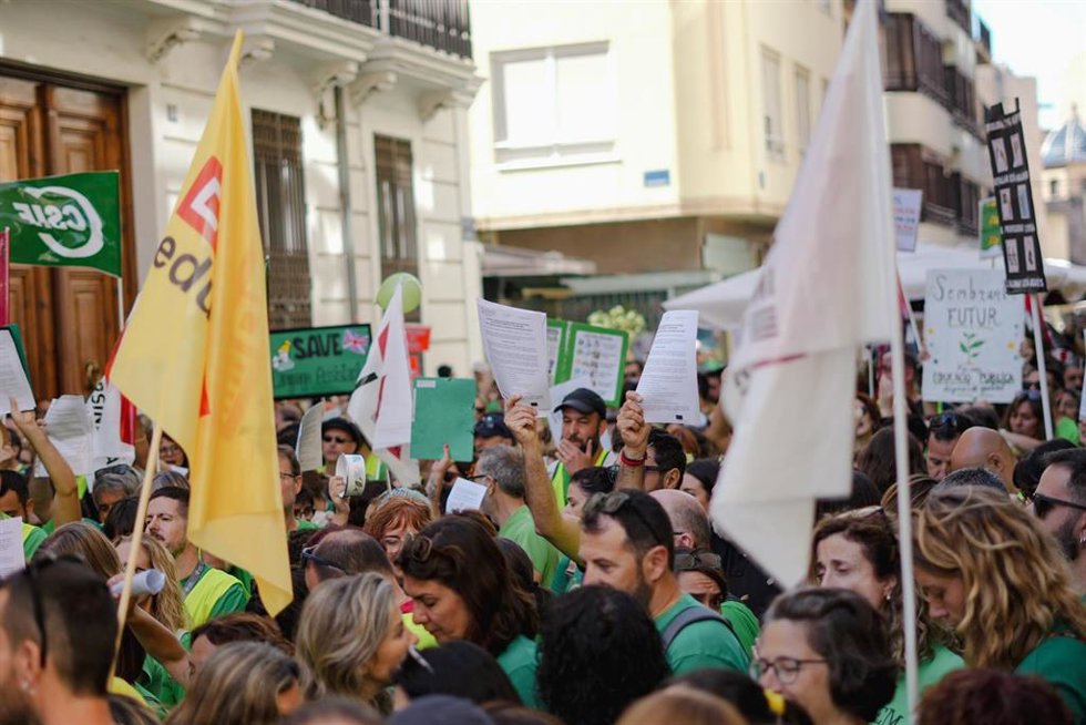 Archivo - Concentración a favor de la educación pública ante Les Corts. ARCHIVO. 
