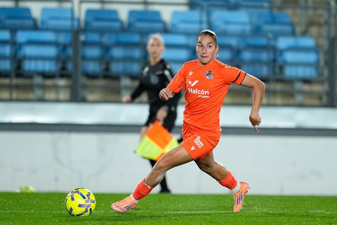 Archivo - Lucia Maria Rodriguez Herrero of Real Sociedad runs with the ball during the Spanish Women League, Liga F, football match played between Real Madrid and Real Sociedad at Alfredo Di Stefano stadium on December 06, 2025, in Valdebebas, Madrid, Spa