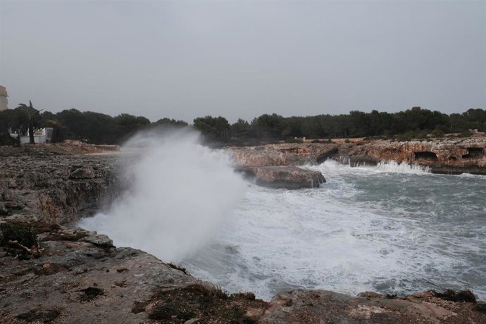 Archivo - Grandes olas en la costa 