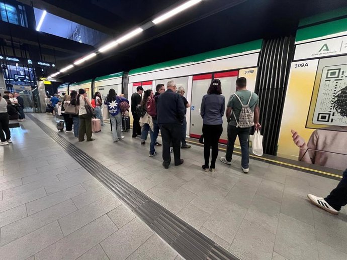 Archivo - Pasajeros esperan en la estación del Metro de Granada de Recogidas. Imagen de archivo. 