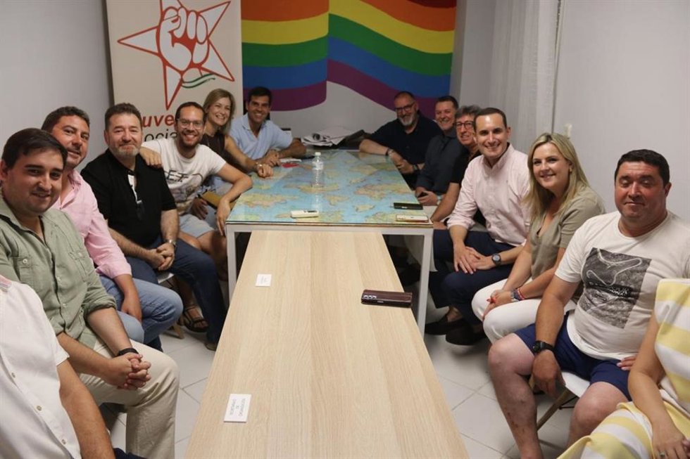 El secretario general del PSOE de Jaén, Juan Latorre, en la reunión con el PSOE de Baeza.