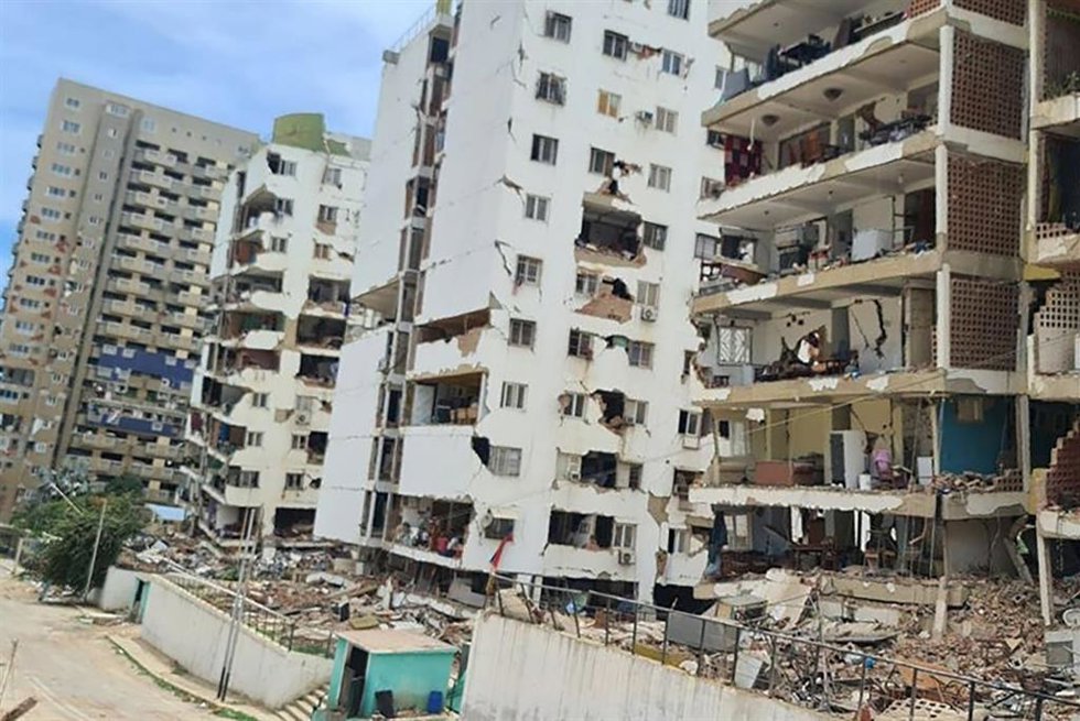 Edificios en la ciudad costera de Catia La Mar, Venezuela, tras el doble terremoto del 24 de junio  