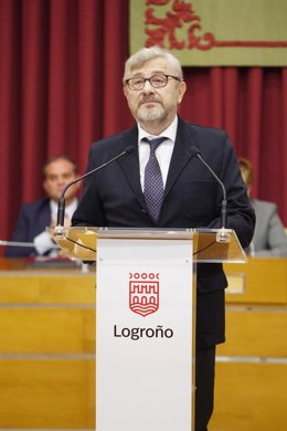 Archivo - El ex alcalde de Logroño, Julio Revuelta, interviene tras la concesión de la medalla de Oro, en el salón de plenos del Ayuntamiento de Logroño,