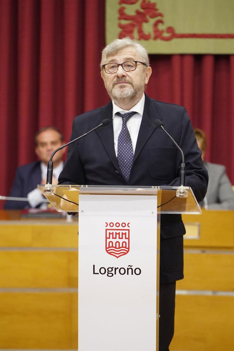 Archivo - El ex alcalde de Logroño, Julio Revuelta, interviene tras la concesión de la medalla de Oro, en el salón de plenos del Ayuntamiento de Logroño,