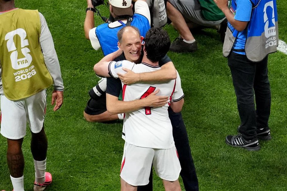 Thomas Tuchel se abraza a Declan Rice tras la clasificación de Inglaterra para octavos de final del Mundial 2026
