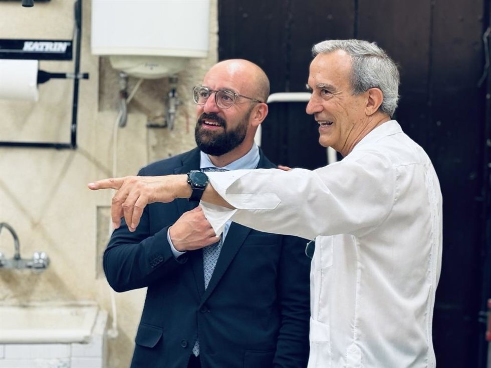 El alcalde de El Puerto, Germán Beardo, en la reapertura de la Academia de Bellas Artes Santa Cecilia.